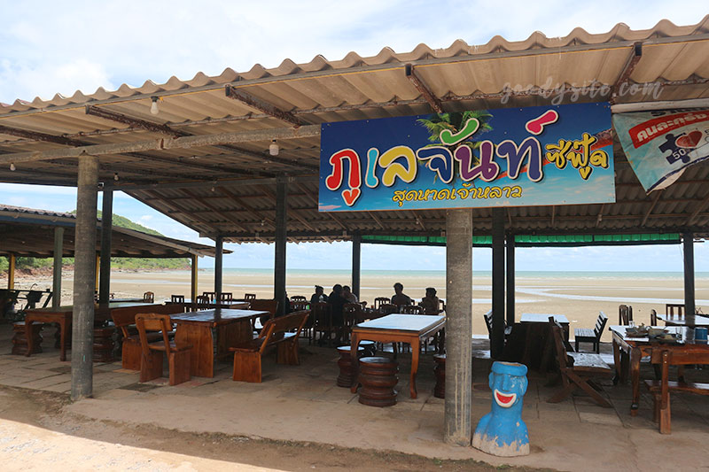 แวะจุดชมวิวเนินนางพญา และทานมื้อกลางวันที่ร้านภูเลจันท์ ซีฟู๊ด