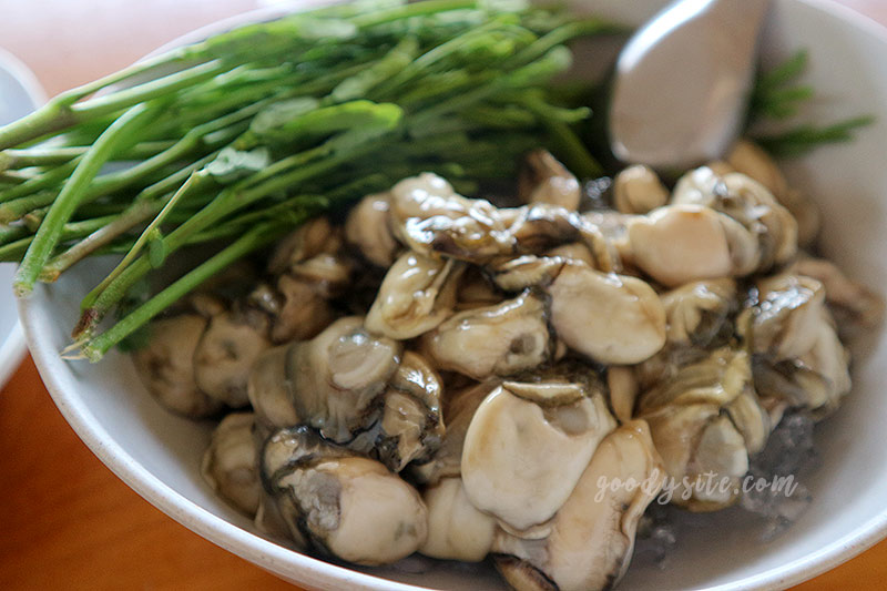 แวะจุดชมวิวเนินนางพญา และทานมื้อกลางวันที่ร้านภูเลจันท์ ซีฟู๊ด