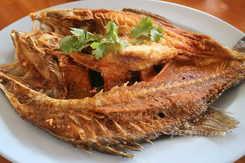 แวะจุดชมวิวเนินนางพญา และทานมื้อกลางวันที่ร้านภูเลจันท์ ซีฟู๊ด