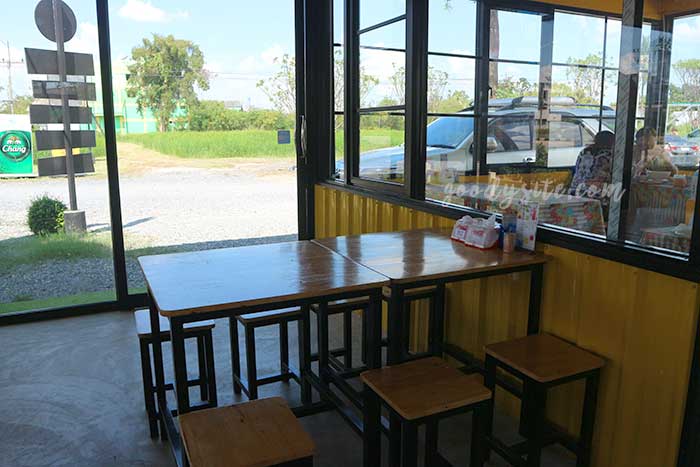 ร้านส้มตำผู้ชายขายหอย และร้าน สามชุก คอทเทจ สุพรรณบุรี