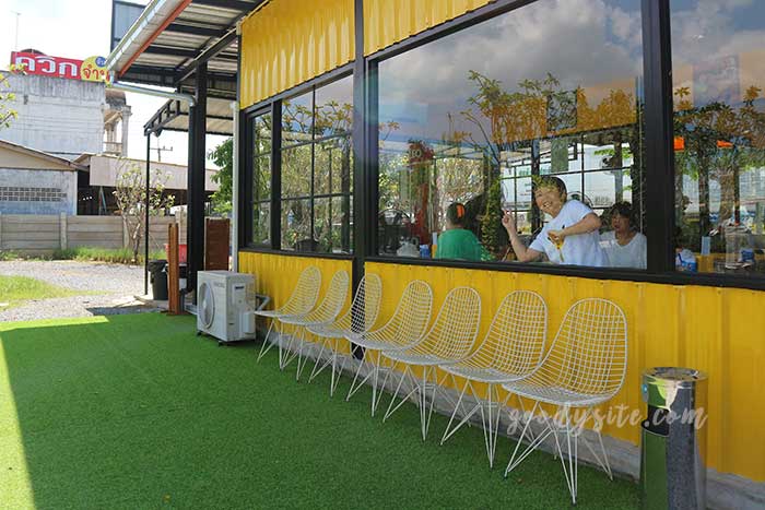 ร้านส้มตำผู้ชายขายหอย และร้าน สามชุก คอทเทจ สุพรรณบุรี