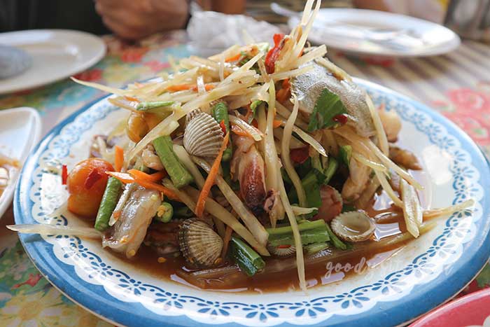 ร้านส้มตำผู้ชายขายหอย และร้าน สามชุก คอทเทจ สุพรรณบุรี