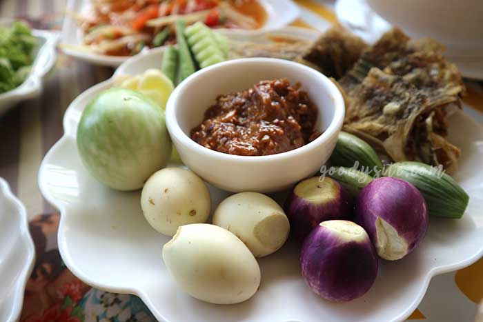 ร้านส้มตำผู้ชายขายหอย และร้าน สามชุก คอทเทจ สุพรรณบุรี