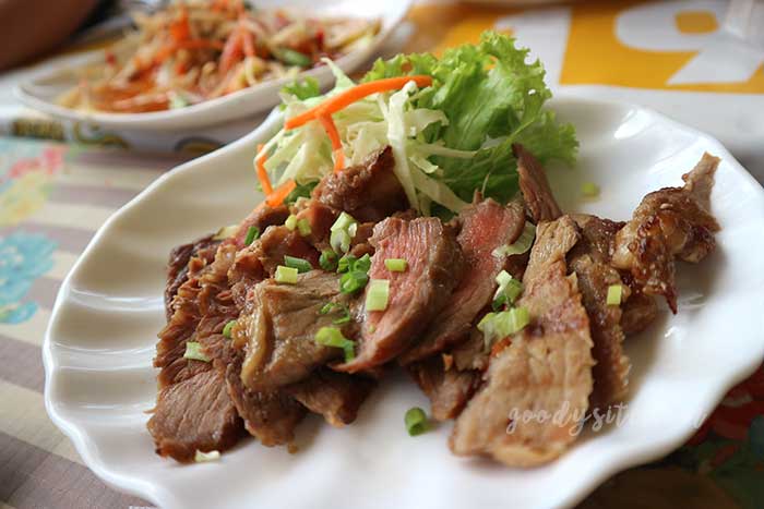 ร้านส้มตำผู้ชายขายหอย และร้าน สามชุก คอทเทจ สุพรรณบุรี