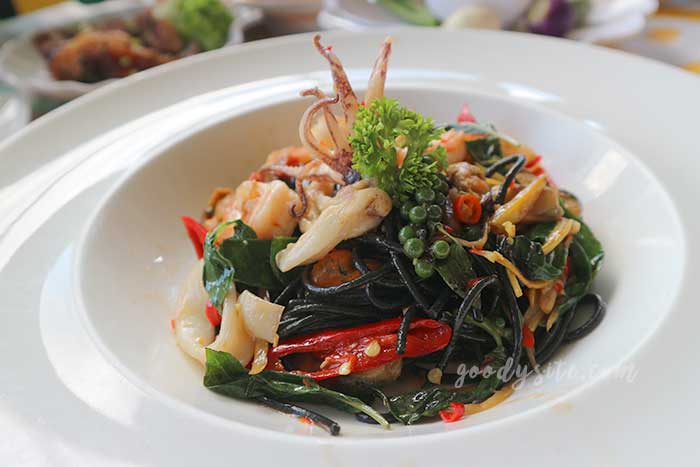 ร้านส้มตำผู้ชายขายหอย และร้าน สามชุก คอทเทจ สุพรรณบุรี