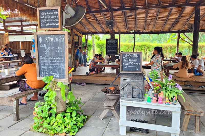 มองเทรอส์ คาเฟ่ แอนด์ ฟาร์ม (Montreux Cafe & Farm) อีกสักครั้ง