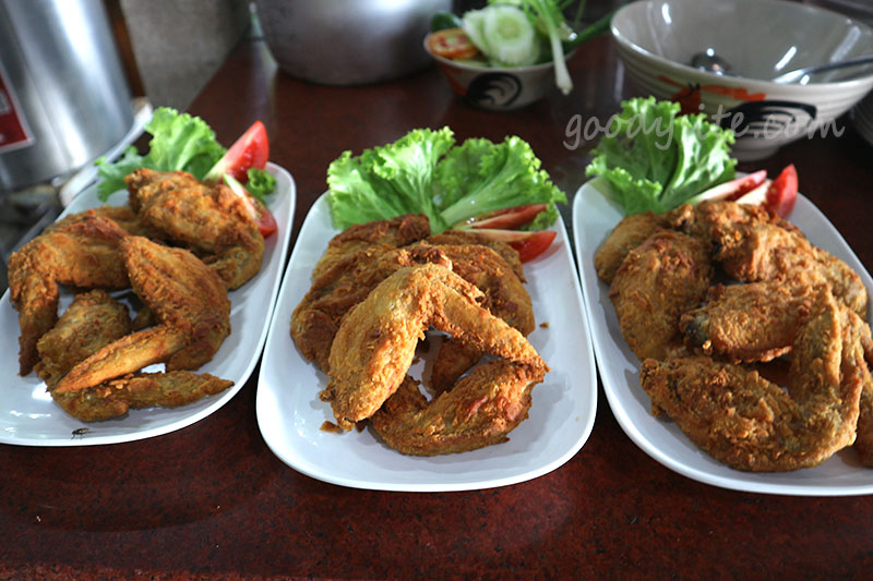ร้าน หอมฉุย by โกอาร์ท