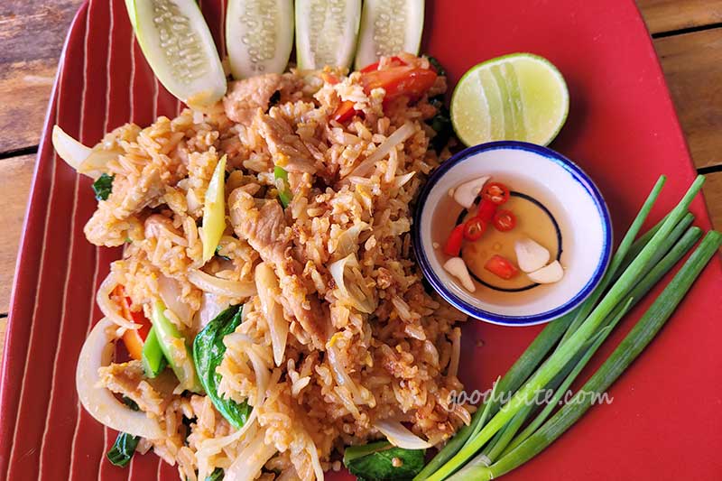 เตี๋ยวริมบ่อ ร่มเกล้า