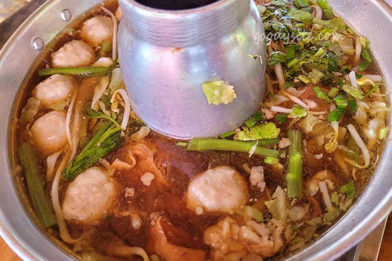 เตี๋ยวริมบ่อ ร่มเกล้า