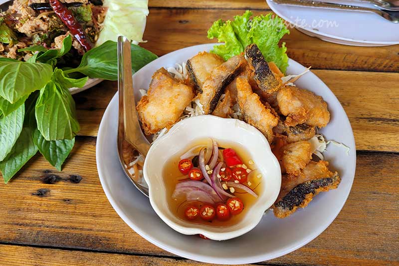 เตี๋ยวริมบ่อ ร่มเกล้า
