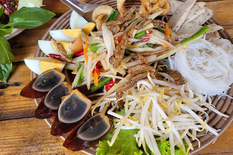 เตี๋ยวริมบ่อ ร่มเกล้า