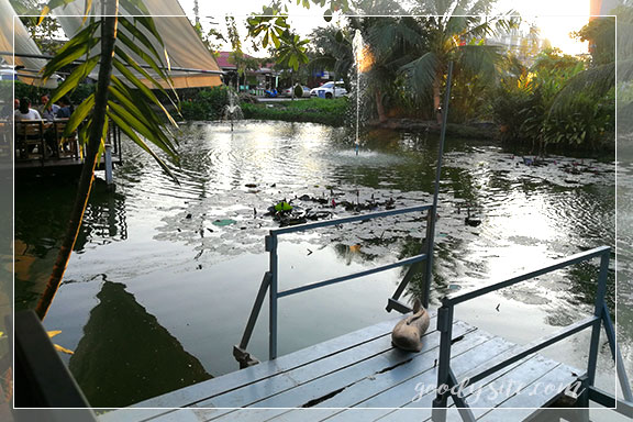 ร้านอาหาร แซ่บมหานคร ถนนเคหะร่มเกล้า