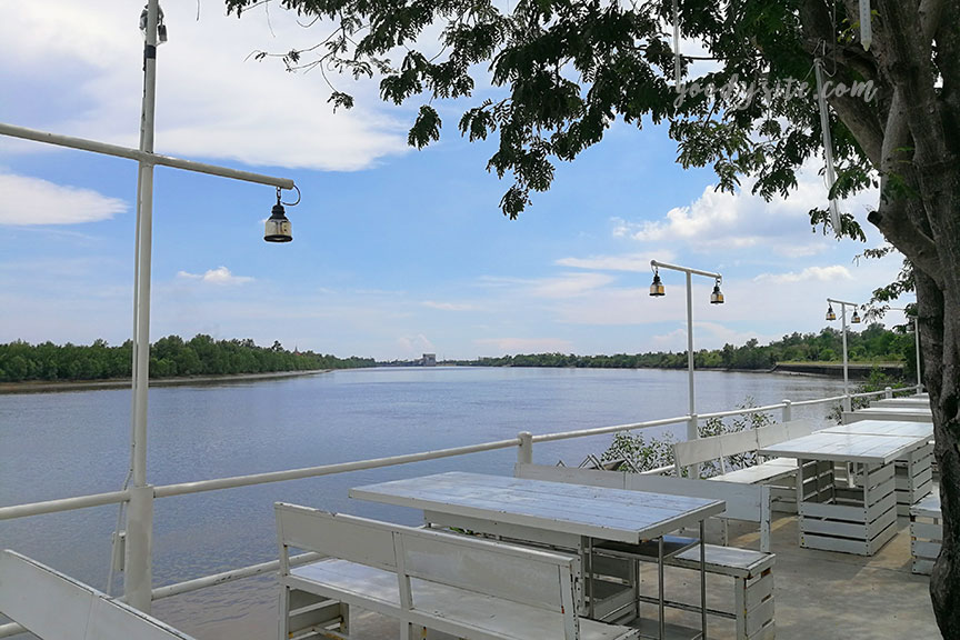 ร้านกาแฟ นาวา เฮ้าส์ คาเฟ่ และร้าน ปูกะเอริเวอร์ไซด์ ฉะเชิงเทรา