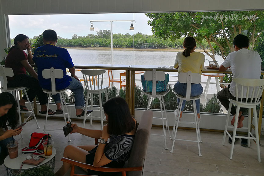ร้านกาแฟ นาวา เฮ้าส์ คาเฟ่ และร้าน ปูกะเอริเวอร์ไซด์ ฉะเชิงเทรา