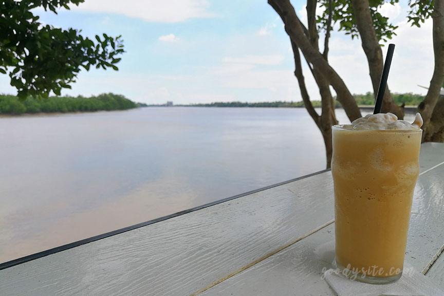 ร้านกาแฟ นาวา เฮ้าส์ คาเฟ่ และร้าน ปูกะเอริเวอร์ไซด์ ฉะเชิงเทรา