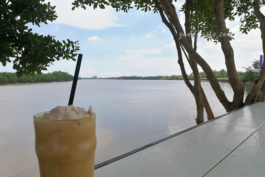 ร้านกาแฟ นาวา เฮ้าส์ คาเฟ่ และร้าน ปูกะเอริเวอร์ไซด์ ฉะเชิงเทรา