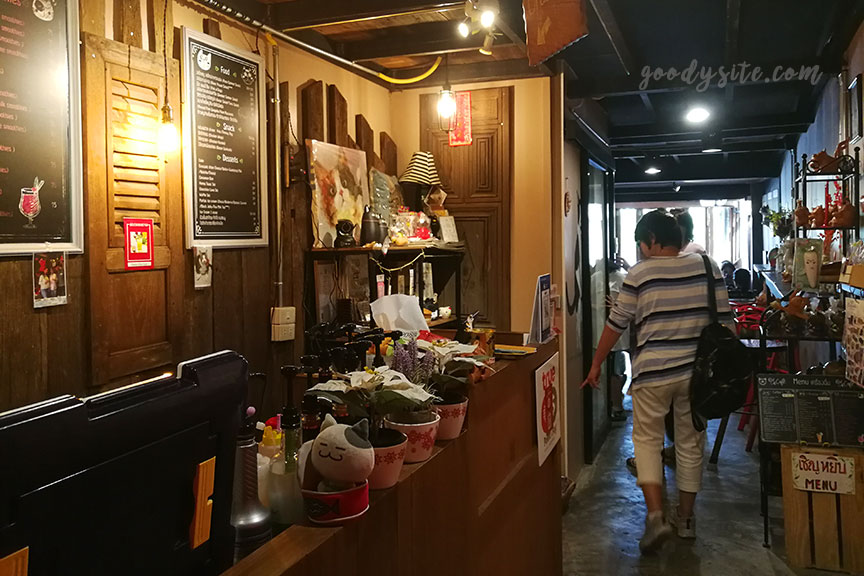 แปดริ้ว 4 Red Cat Cafe ร้านกาแฟสุดชิลที่ตลาดบ้านใหม่ 100 ปี
