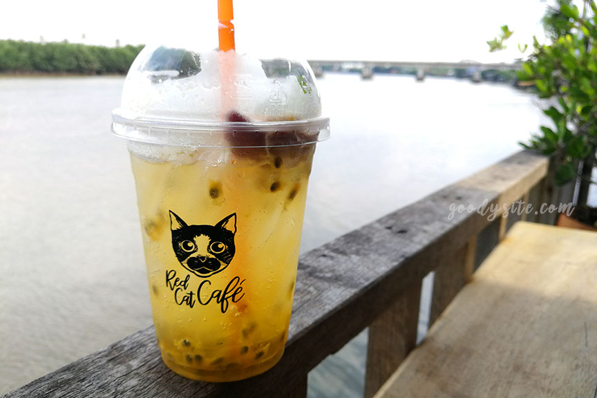 แปดริ้ว 4 Red Cat Cafe ร้านกาแฟสุดชิลที่ตลาดบ้านใหม่ 100 ปี