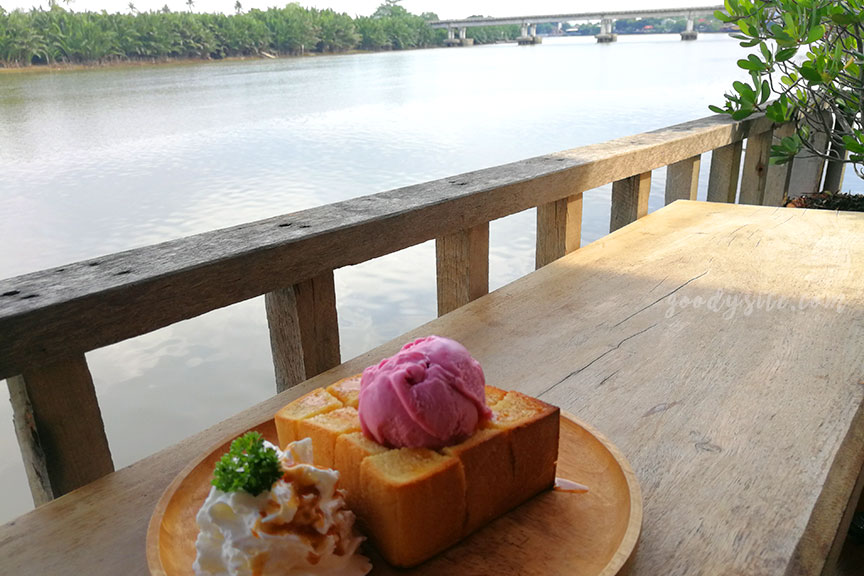 แปดริ้ว 4 Red Cat Cafe ร้านกาแฟสุดชิลที่ตลาดบ้านใหม่ 100 ปี