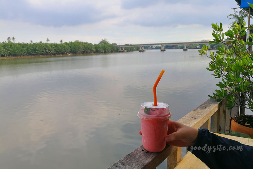 แปดริ้ว 4 Red Cat Cafe ร้านกาแฟสุดชิลที่ตลาดบ้านใหม่ 100 ปี