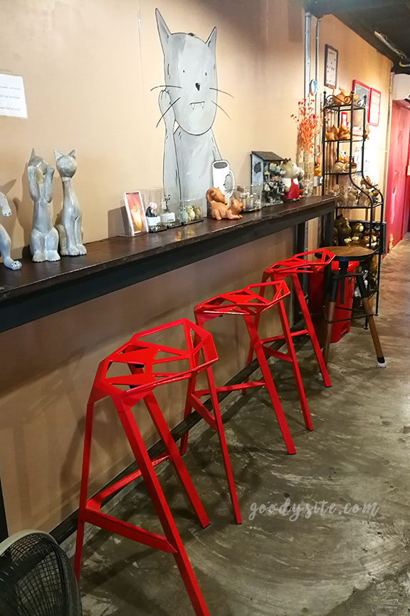 แปดริ้ว 4 Red Cat Cafe ร้านกาแฟสุดชิลที่ตลาดบ้านใหม่ 100 ปี