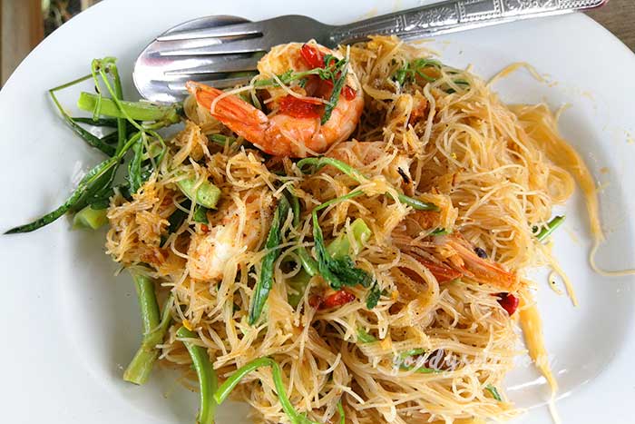 ชะลอม ฟาร์ม คาเฟ่ ร้านชิวๆ ริมบึงน้ำ