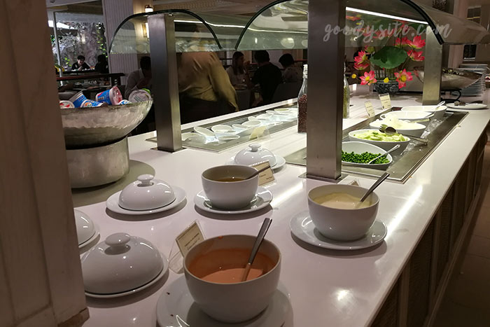 ทำบุญคุณยาย 4 ที่พัก 3 Dusit-Day time