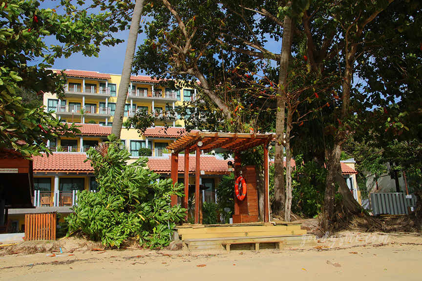 ภูเก็ต 4 โรงแรม By The Sea