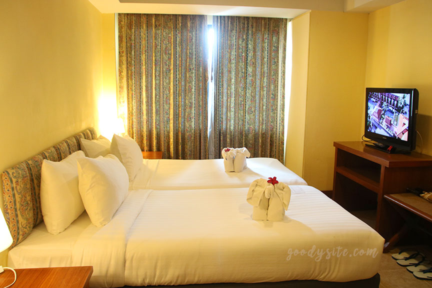 ภูเก็ต 4 โรงแรม By The Sea