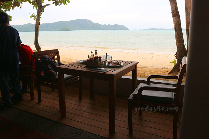 ภูเก็ต 4 โรงแรม By The Sea