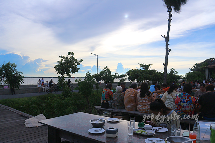ร้านอาหารสายลม บางปู วิวดี อาหารอร่อย
