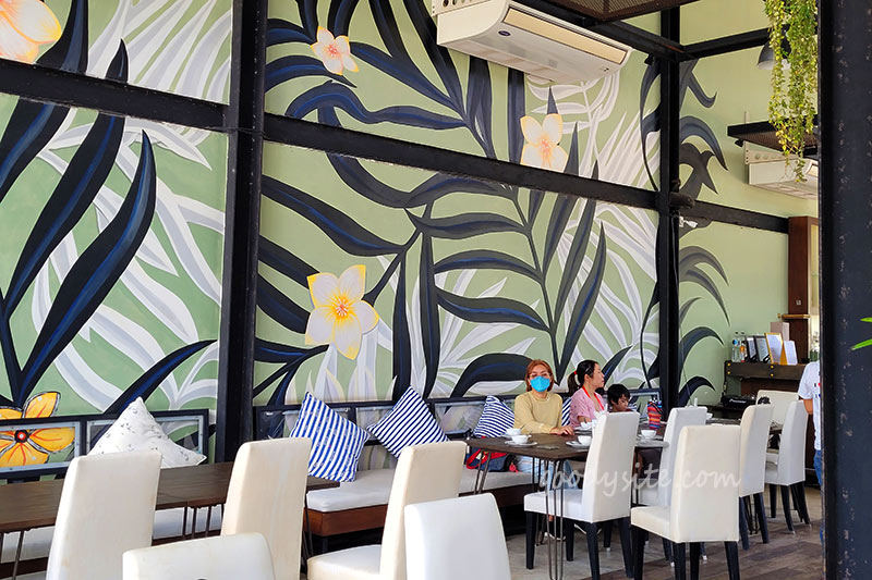 Sea Blue Restaurant ร้านอร่อย ริมทะเลที่นาจอมเทียน