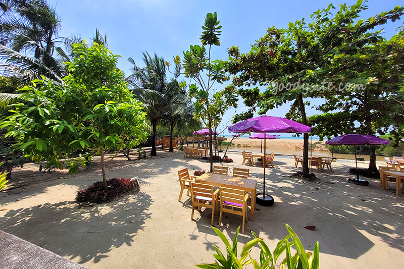 Sea Blue Restaurant ร้านอร่อย ริมทะเลที่นาจอมเทียน