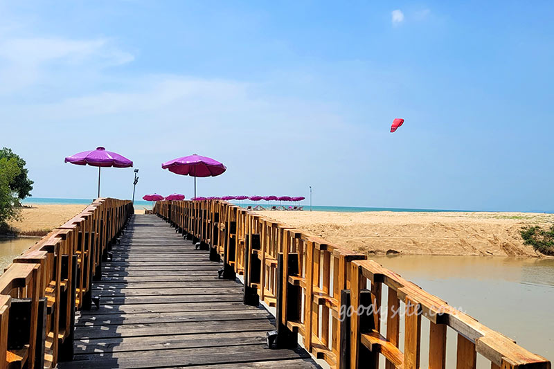 Sea Blue Restaurant ร้านอร่อย ริมทะเลที่นาจอมเทียน