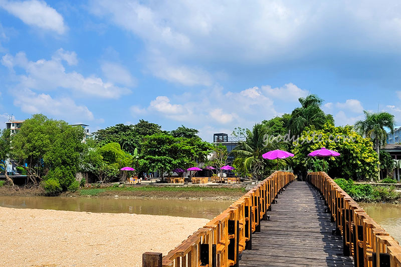 Sea Blue Restaurant ร้านอร่อย ริมทะเลที่นาจอมเทียน