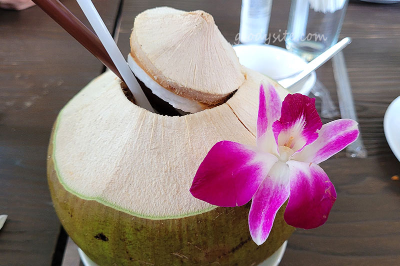 Sea Blue Restaurant ร้านอร่อย ริมทะเลที่นาจอมเทียน