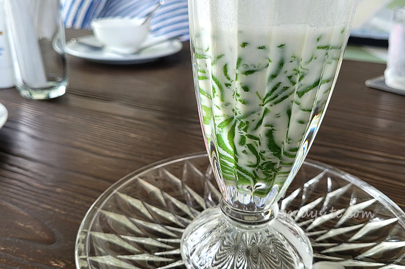 Sea Blue Restaurant ร้านอร่อย ริมทะเลที่นาจอมเทียน
