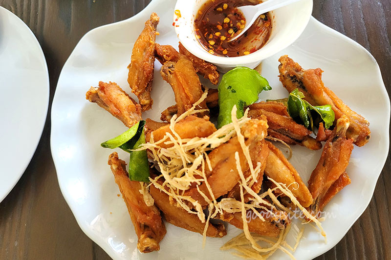 Sea Blue Restaurant ร้านอร่อย ริมทะเลที่นาจอมเทียน