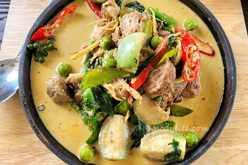 Sea Blue Restaurant ร้านอร่อย ริมทะเลที่นาจอมเทียน