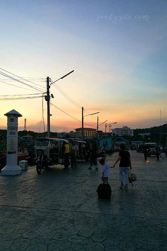 พัทยา-สีชัง 4 ที่พักเกาะสีชัง ริมทะเลรีสอร์ท สำเภาเงิน