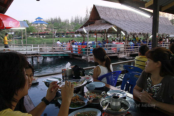 เรือนแพ ฟิชชิ่ง ปาร์ค