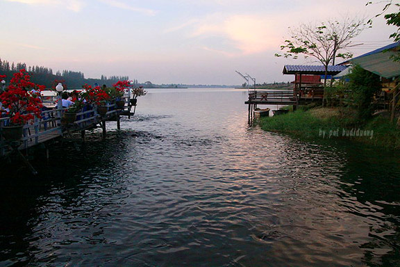 เรือนแพ ฟิชชิ่ง ปาร์ค